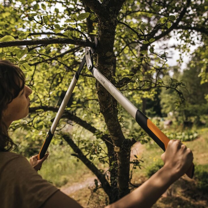 Troncarami Fiskars PowerGear X LX94, manici in alluminio nero e arancione