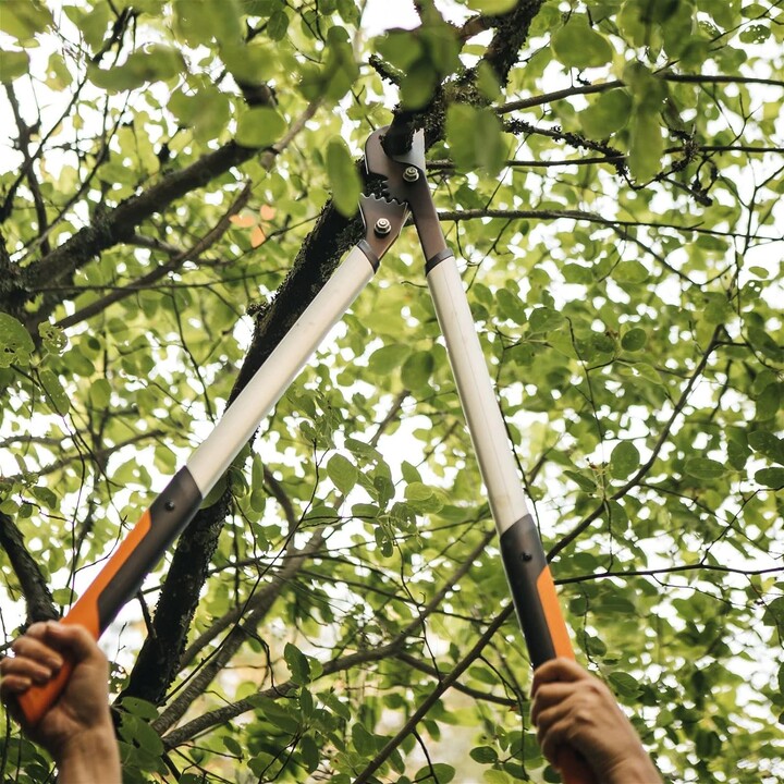 Troncarami Fiskars PowerGear X LX94, manici in alluminio nero e arancione