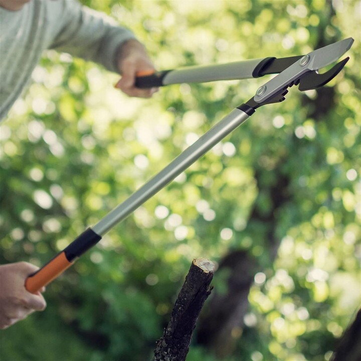 Troncarami Fiskars PowerGear X LX94, manici in alluminio nero e arancione