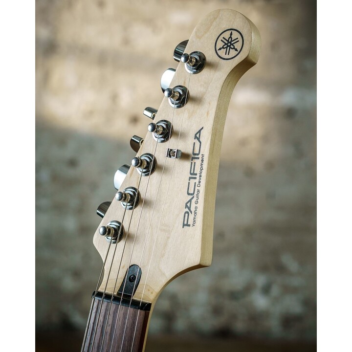 Guitarra Elétrica Yamaha PAC112J 6 Cordas Preta