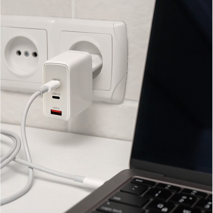 Caricatore da muro Qoltec GaN da 100 W | 5-20 V | 1,5-5A| 2 connettori USB-C | 1 USB QC 3.0 | Bianco