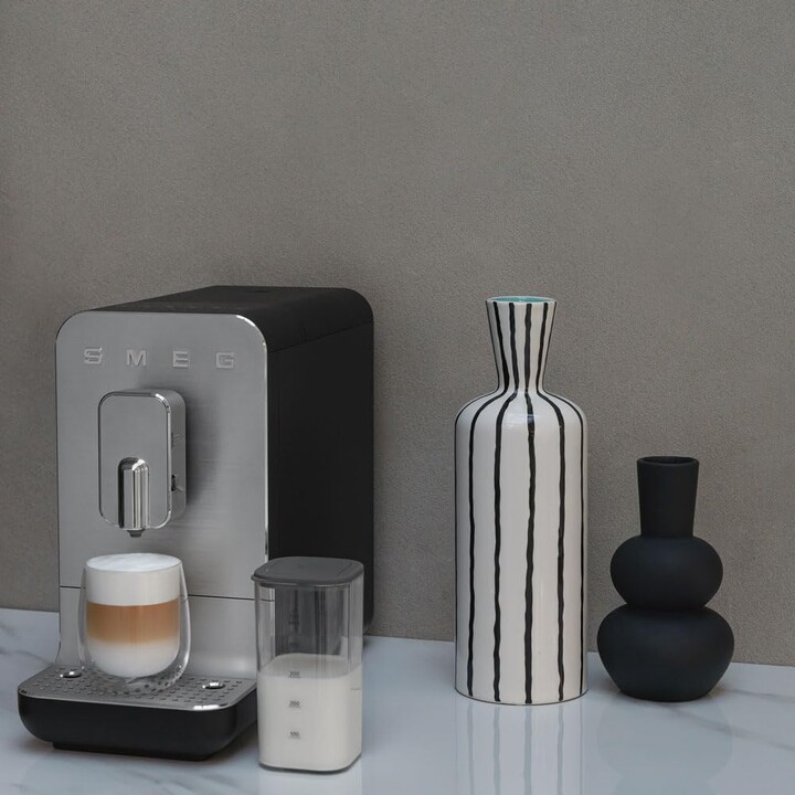 Smeg Machine à café automatique avec système de mousse de lait, Plastique, Noir