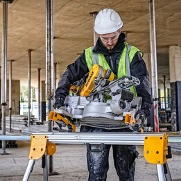 DeWALT DE7033 professioneller 4-Bein-Klapp-Arbeitsständer für Gehrungssägegeräte, Silber