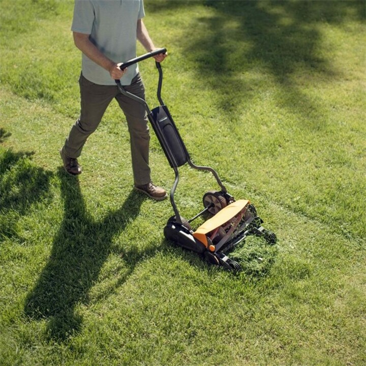 Fiskars StaySharp Max manual helical lawnmower 46 cm