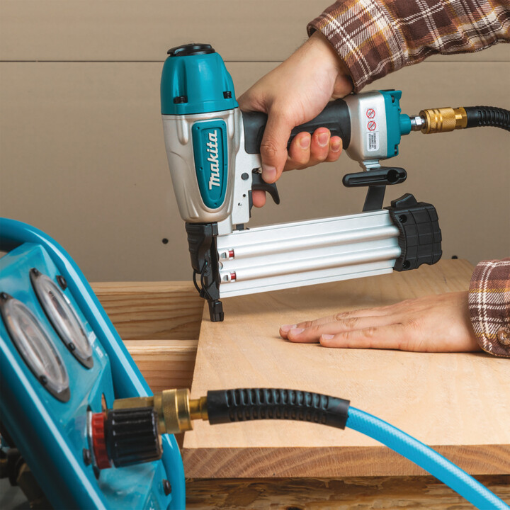 Nailler pneumatique avec réglage de la profondeur de finition