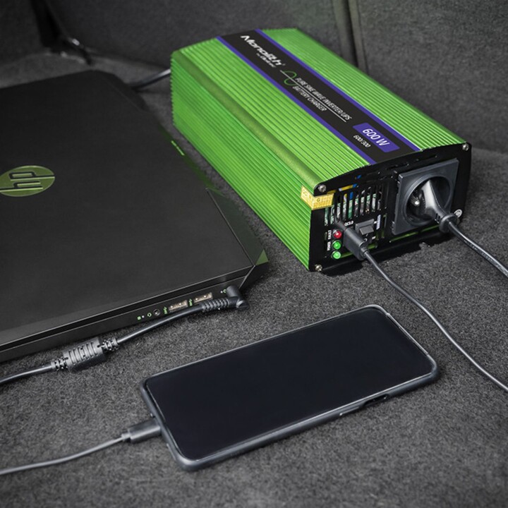 Qoltec Monolith Netzteil und Wechselrichter Auto 600 W Grün