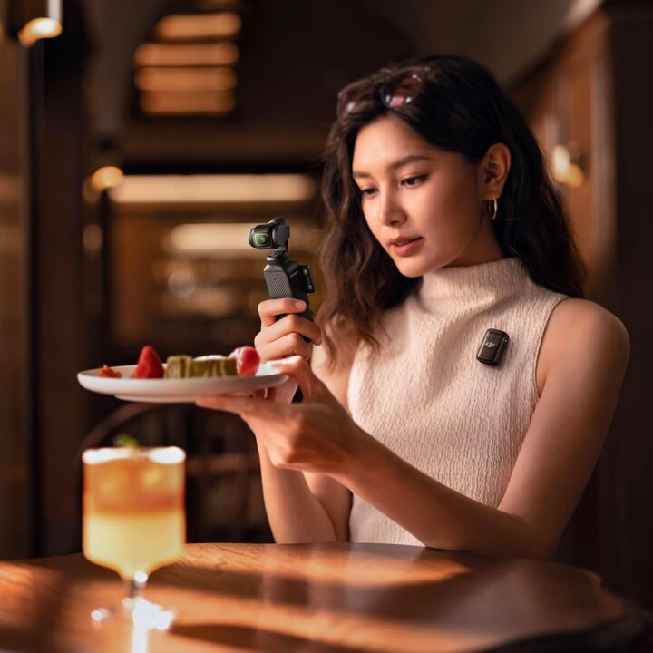 DJI Osmo Pocket 3 Creator Combo, Caméra de vlogging avec une vidéo CMOS de 1 pouce et 4k / 120fps, stabilisation à 3 axes
