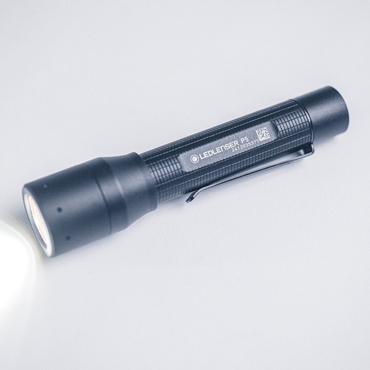 Lanterna LED Ledlenser P5 Preta com Clipe