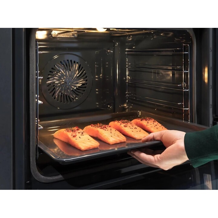 Electrolux EOB8S39H SteamBoost 800, forno multifunções de 70L com três níveis de cozedura a vapor, Preto