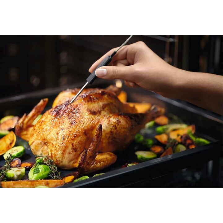 Electrolux EOB8S39H SteamBoost 800, forno multifunções de 70L com três níveis de cozedura a vapor, Preto