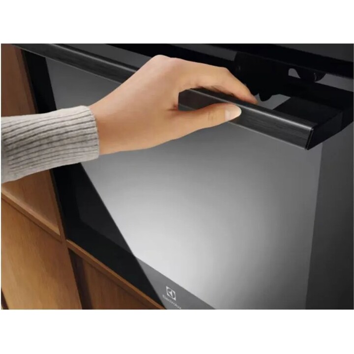 Electrolux, LOE8F38Z, forno multifunzione da 72 litri con pulizia pirolitica e funzione SteamBake, nero