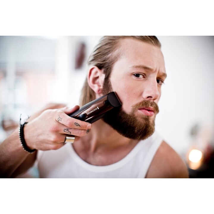 Kit cortabarbas Remington, cuchillas de titanio, 3 peines ajustables, cepillo para barba y tijeras, 90 min de autonomía, batería