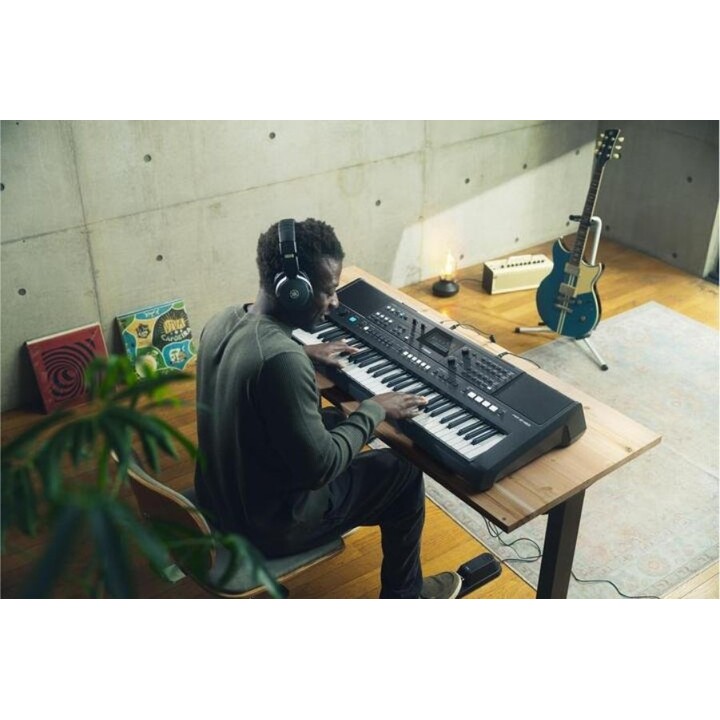 YAMAHA PSR-E483, Portable keyboard, 61 keys, 860 Voices, 15 Super Articulation Lite, 345 Styles, USB-C, Black