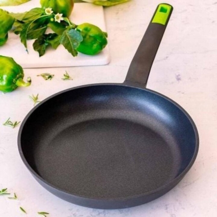 Bra Gastro A841226 Padella in alluminio fuso antiaderente da 26 cm, adatta alla cottura a induzione.