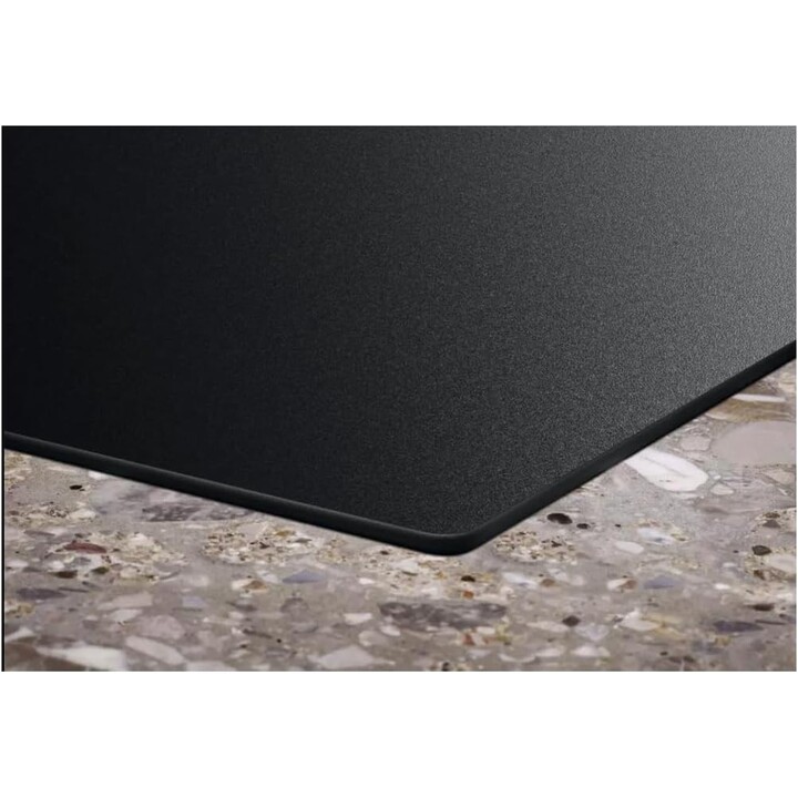 Electrolux ECC83443CZ, Piano cottura a induzione SaphirMatt con estrattore integrato e design ad alta resistenza, nero