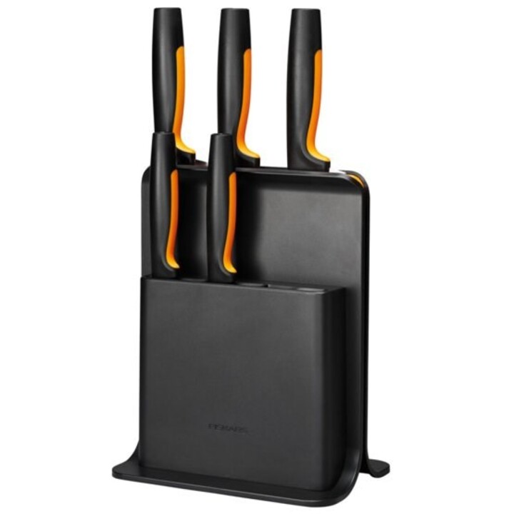 Set di 6 coltelli Fiskars Functional Form con ceppo portacoltelli.