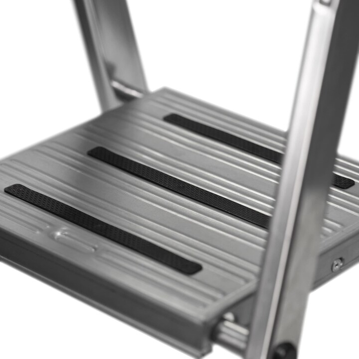 Escalera plegable de seguridad Krause con 3 peldaños de aluminio y acabado plateado profesional