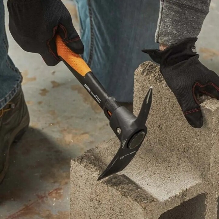 Fiskars IsoCore, piccone con punta S 0,68 kg, nero/arancio