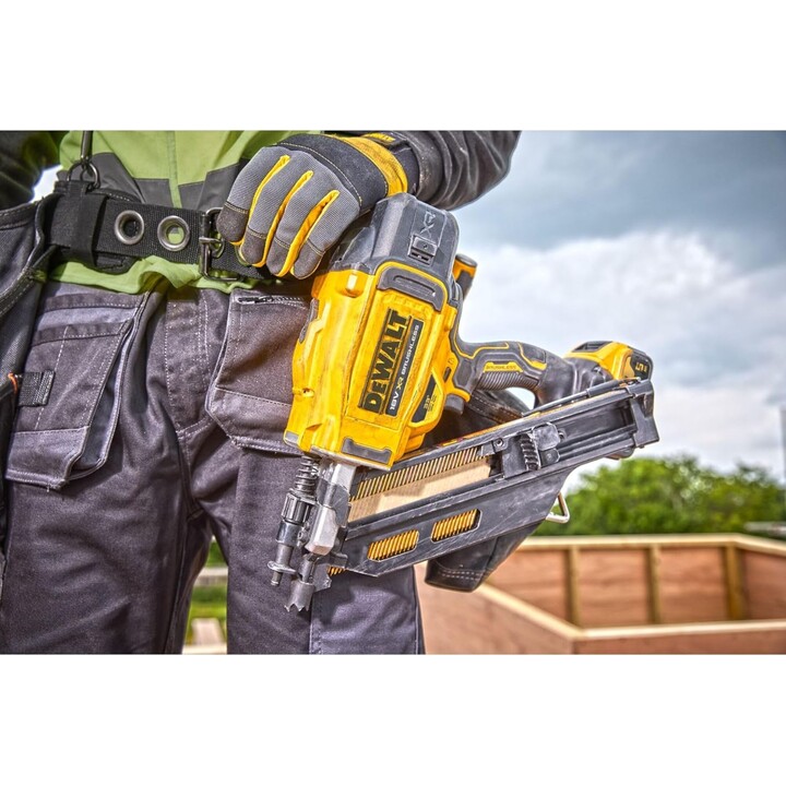 DEWALT DCN930P2-QW - 18V XR Brushless Framing Nailer with 2 x 5Ah Li-Ion Batteries