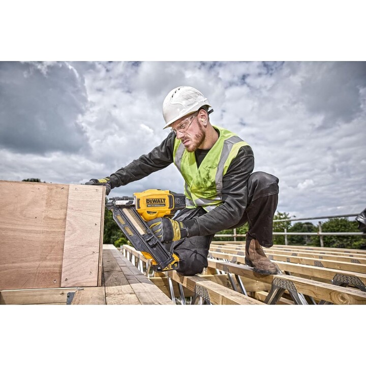DEWALT DCN930P2-QW - 18V XR Brushless Framing Nailer with 2 x 5Ah Li-Ion Batteries