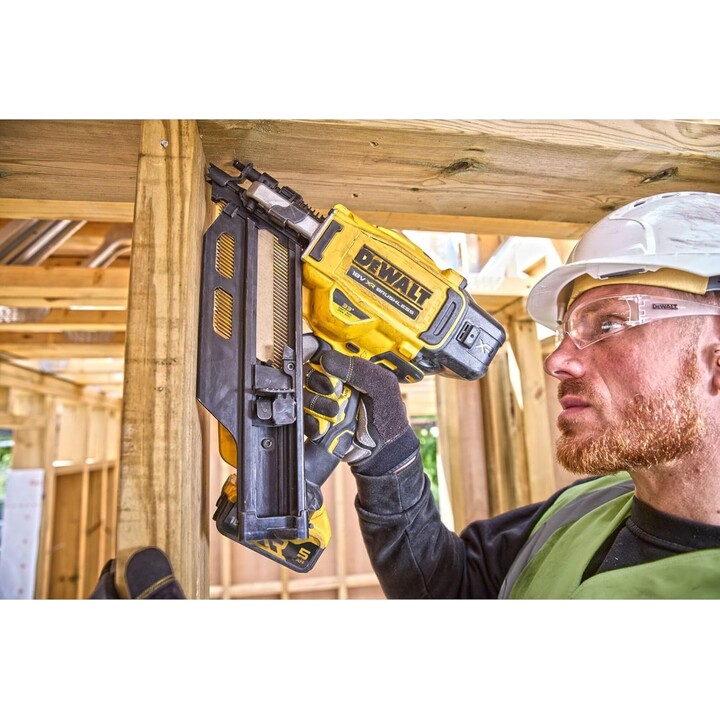 DEWALT DCN930P2-QW - 18V XR Brushless Framing Nailer with 2 x 5Ah Li-Ion Batteries