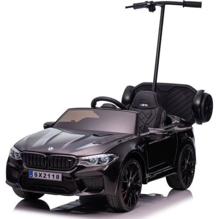 Coche eléctrico infantil BMW M5 con plataforma para padres, pintado en negro.