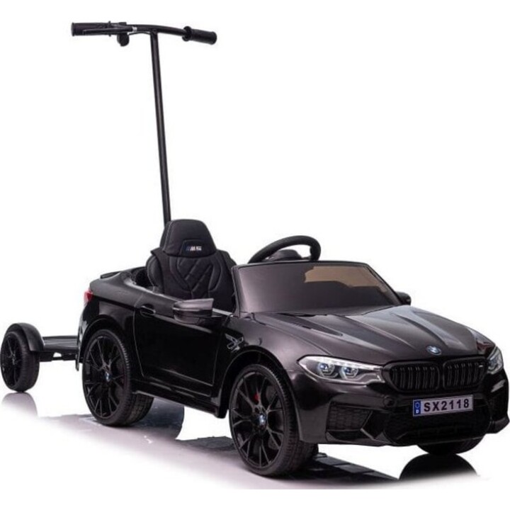 Coche eléctrico infantil BMW M5 con plataforma para padres, pintado en negro.