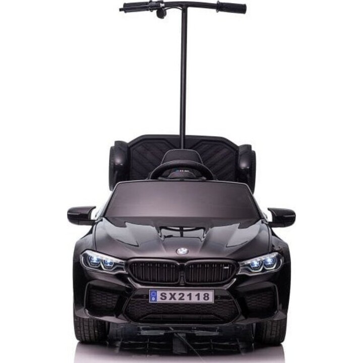 Coche eléctrico infantil BMW M5 con plataforma para padres, pintado en negro.