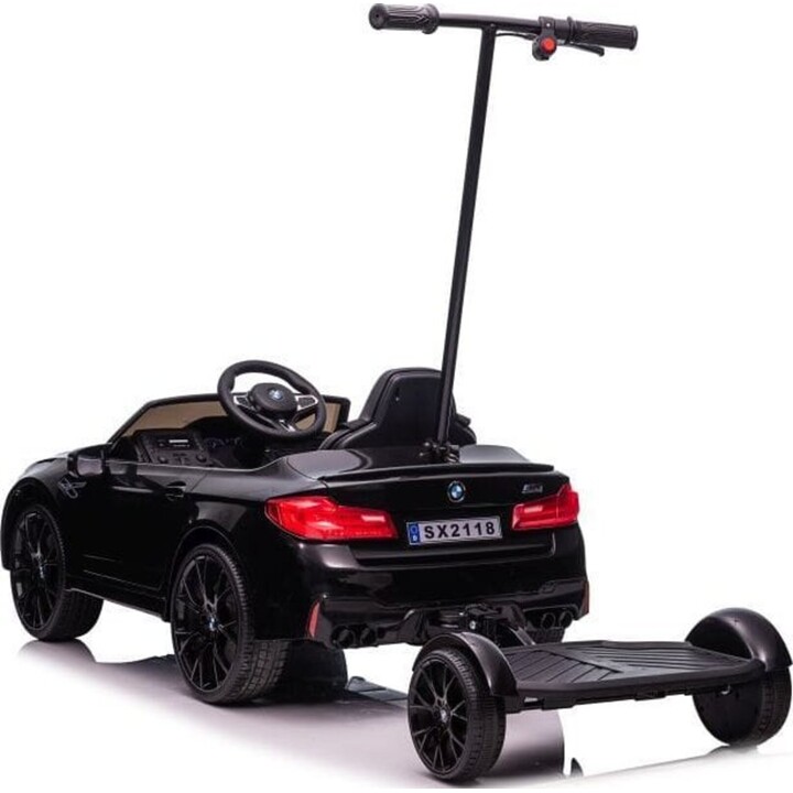 Coche eléctrico infantil BMW M5 con plataforma para padres, pintado en negro.