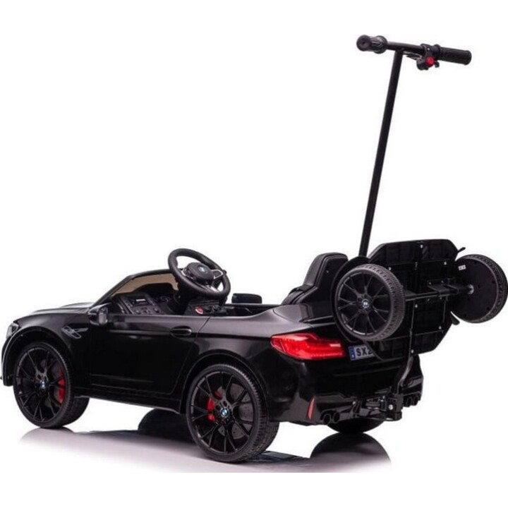 Coche eléctrico infantil BMW M5 con plataforma para padres, pintado en negro.