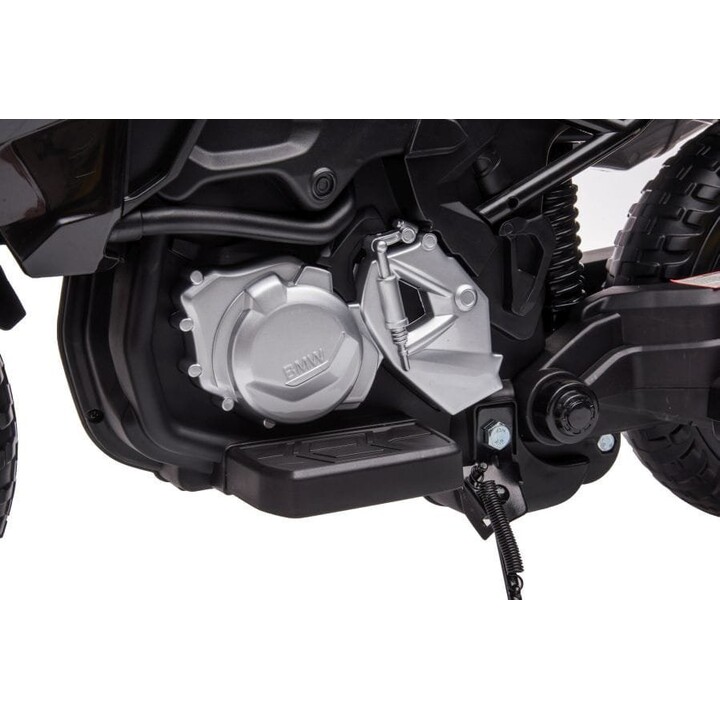 Motocicleta BMW F850 con batería roja