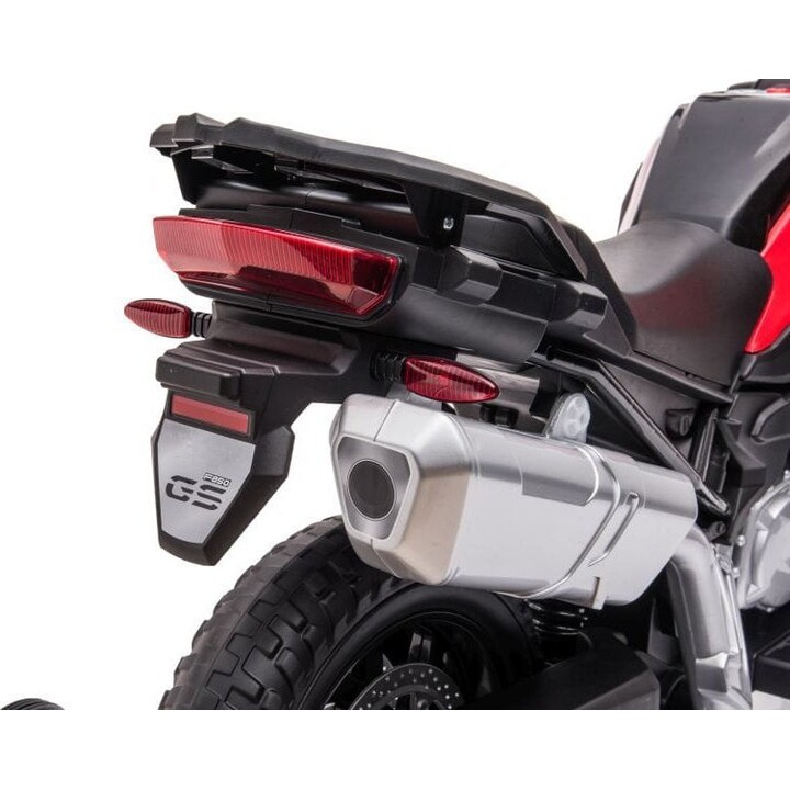 Motocicletta BMW F850 con batteria rossa