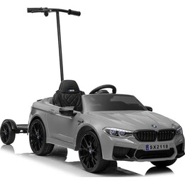 BMW M5, carro elétrico com plataforma parental, cor prata.