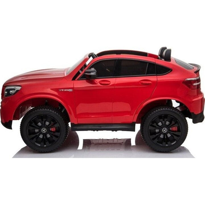 Mercedes GLC 63S, auto elettrica a due posti con lettore MP3 e luci LED, verniciata di rosso.