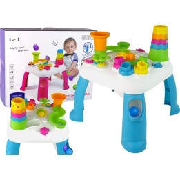 Mesa educativa interativa com classificador de bolas e escorregador azul.