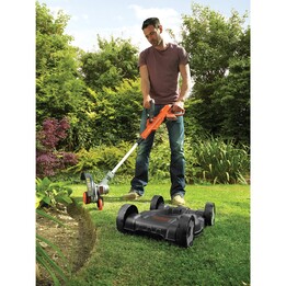 Roçadeira/aparadora de bordas sem fio Black & Decker STC1820CM-QW, preta, laranja e prateada.