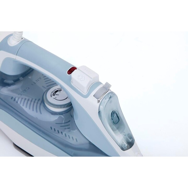 Ferro a vapor Jata PL1058C com sola cerâmica. Autolimpante, anticalcário e antigotejamento.