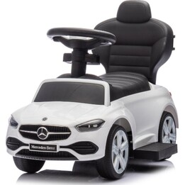 Milly Mally va en un Mercedes Clase CS blanco
