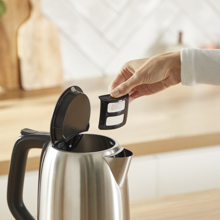 Chaleira elétrica Tefal Subito KO5S0DE0, 1,7 L, 2400 W, preta, em aço inoxidável.