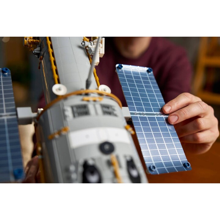 LEGO ICONS 11382 Telescopio Spaziale Hubble