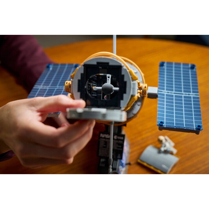 LEGO ICONS 11382 Telescopio Spaziale Hubble