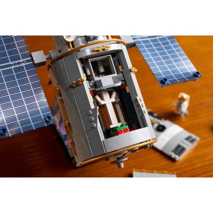 LEGO ICONS 11382 Telescopio Spaziale Hubble