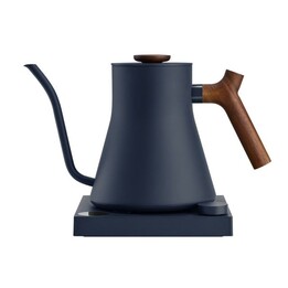 Chaleira elétrica Fellow Stagg EKG PRO de 900 ml, azul pedra, com alça de nogueira.