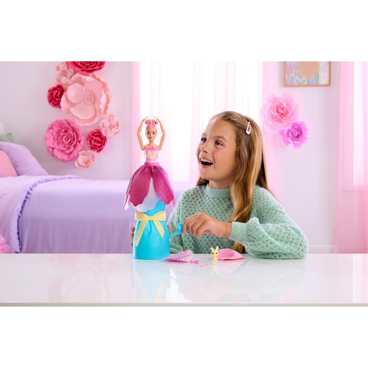 Boneca Barbie Petal Pop com vestido rosa perfumado em formato de tulipa, acessórios surpresa como um coelhinho e muito mais.