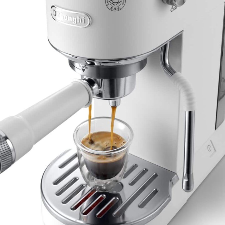 Cafetera espresso DeLonghi EC890.WI con espumador de leche, color blanco