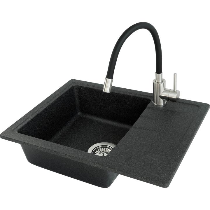 Lavello in granito con rubinetto a vasca singola e scolapiatti.