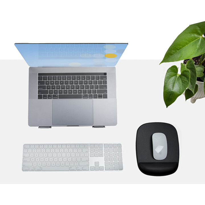 StarTech.com Mouse Pad with Hand rest, 6.7x7.1x 0.8in (17x18x2cm), Ergonomic Mouse Pad with Wrist Support, Desk Wrist Pad w/ Non