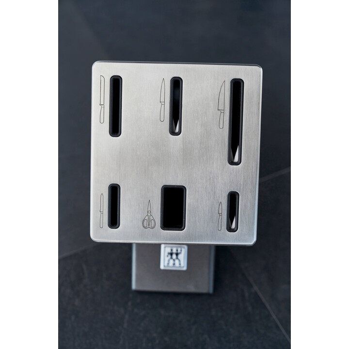Un set di coltelli autoaffilanti. ZWILLING Four Star 35148-507-0 7 elementi grigio