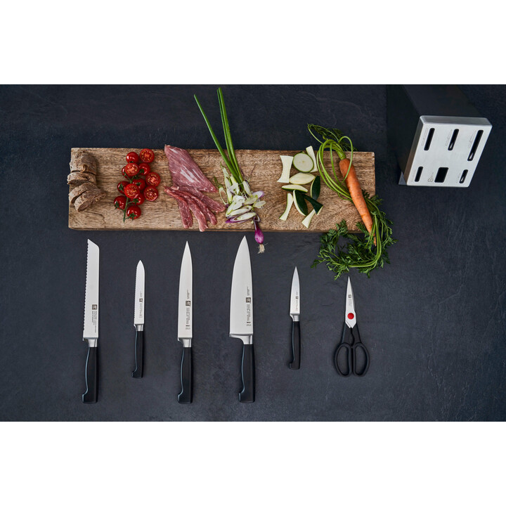 Um conjunto de facas auto-afiáveis. ZWILLING Four Star 35148-507-0 7 elementos cinza