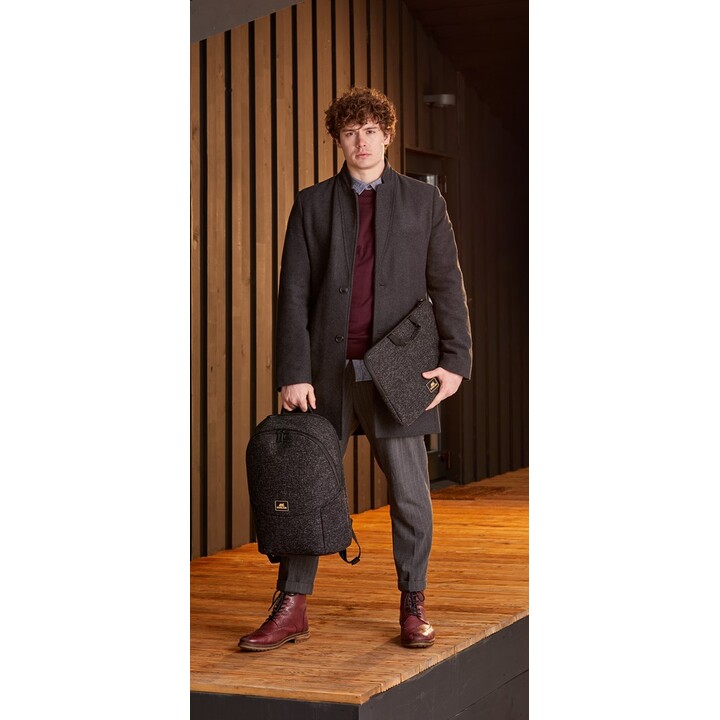 RIVACASE Anvik 15,6" laptop case, noir, avec poignée, matériau imperméable, intérieur en peluche, poche arrière pour smartphone,